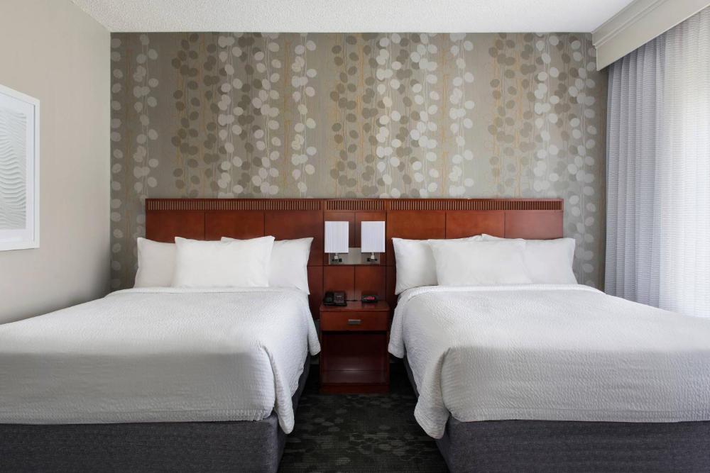 Double Room with Two Double Beds and Roll-n Shower - Mobility and Hearing Accessible interior